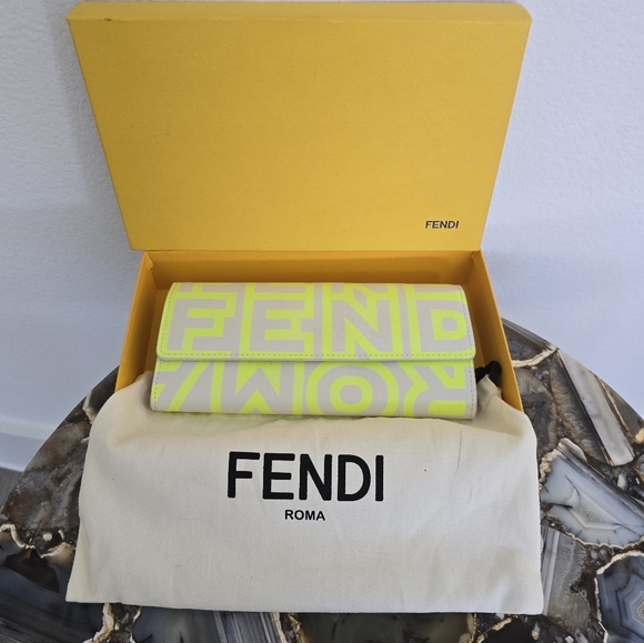 🔥RARE🔥Fendi x Marc Jacobs Collab WOC Bag - Picture 3 of 10
